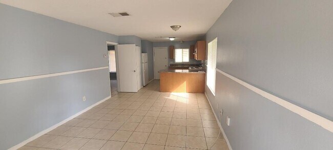 Building Photo - 2 bed / 1 bath duplex in Eatonville