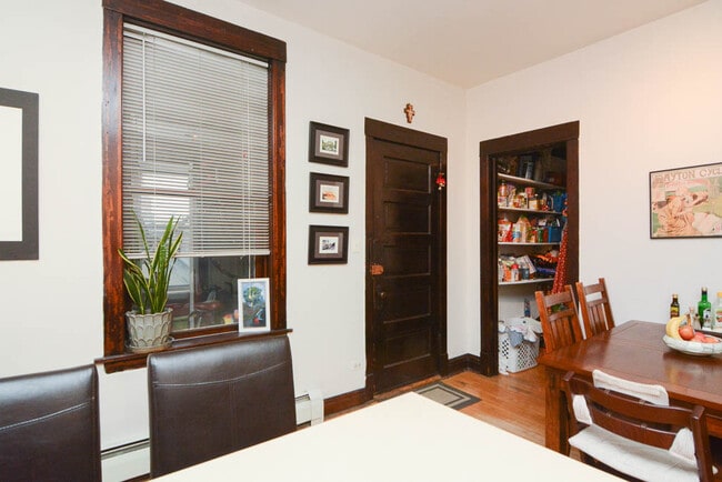 Building Photo - 2021 W Shakespeare Ave