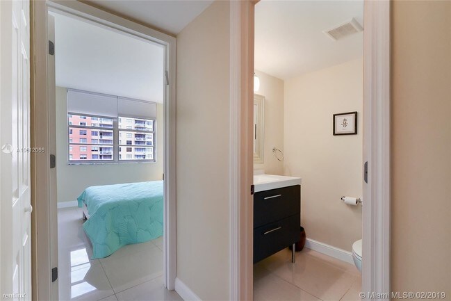 Foto del edificio - 2 br, 2 bath Condo - 250 174th St Apt 1812