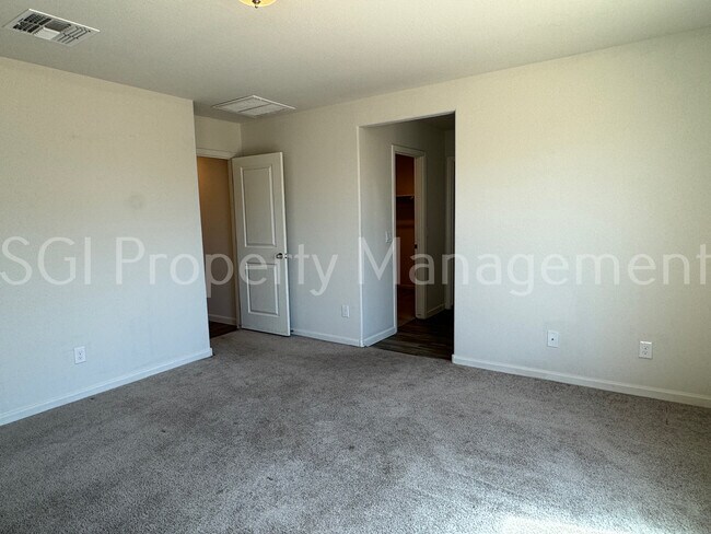 Building Photo - Spacious home ready for your move in