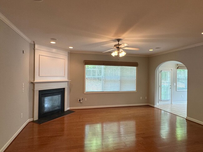Building Photo - 4 Bedroom, 3 Full Bath End Unit Townhome i...
