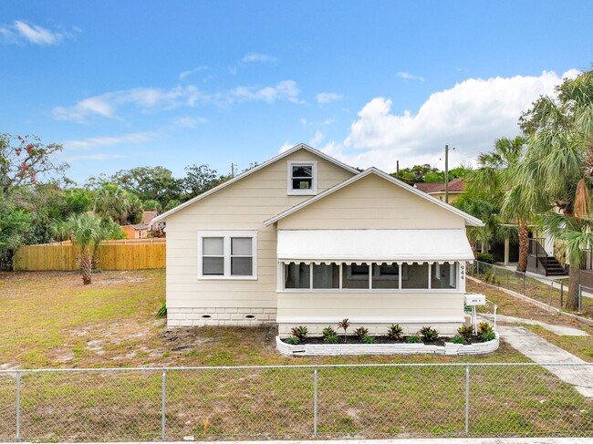 Building Photo - Beautifully Renovated 3 Bedroom House For ...