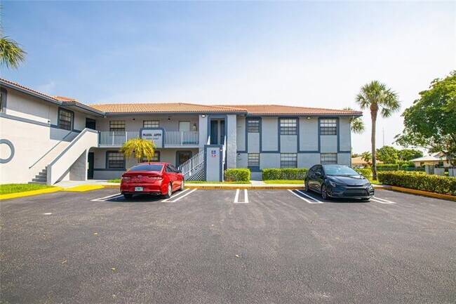 Foto del edificio - 10687 Royal Palm Blvd