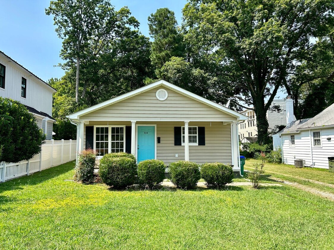 Foto principal - Charming 3 bedroom, 2.5 bath cottage within minutes to Shoppes at Willow Lawn, Carytown