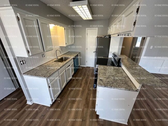 Building Photo - Nice 3 bed 2 bath Townhouse in Blue Springs!