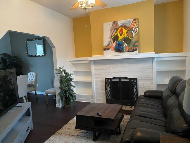 Livingroom - 810 E 16th St