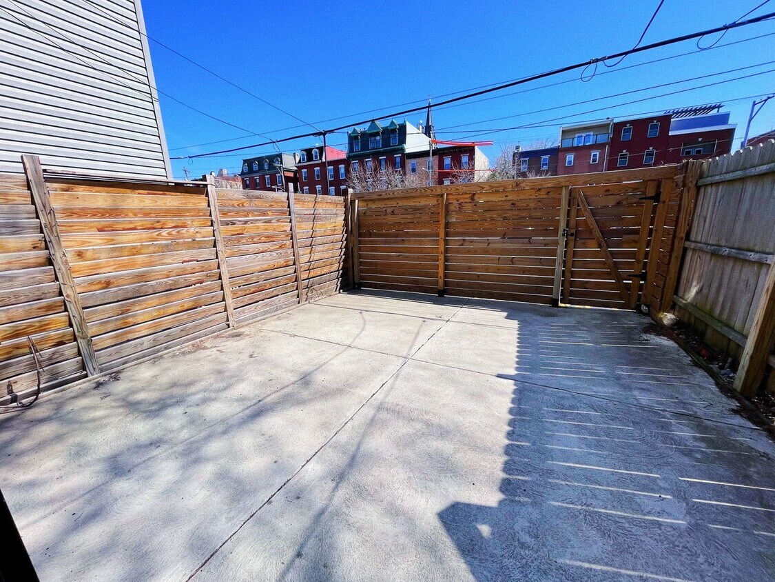 Primary Photo - 989 N Marshall St
