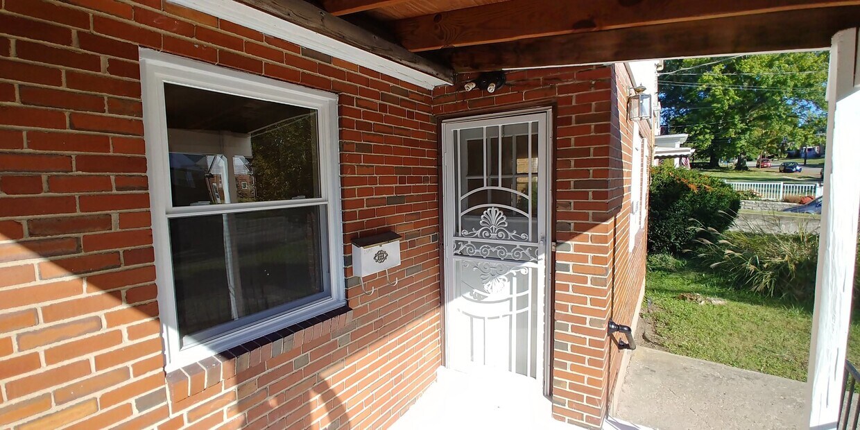 Building Photo - 3 Bed / 2 Bath Brick Home - showings start 12/3