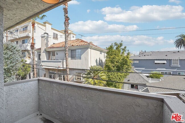 Foto del edificio - 1352 S Carmelina Ave