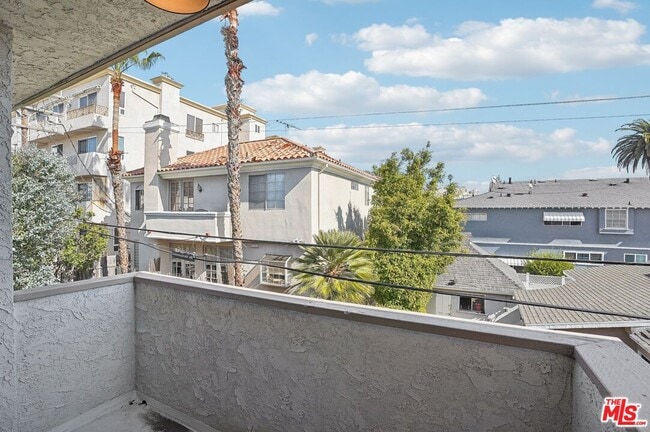 Building Photo - 1352 S Carmelina Ave