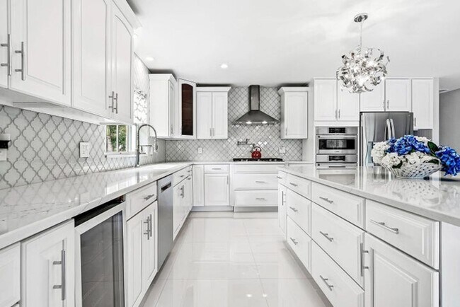 Building Photo - 417 N Country Club Dr