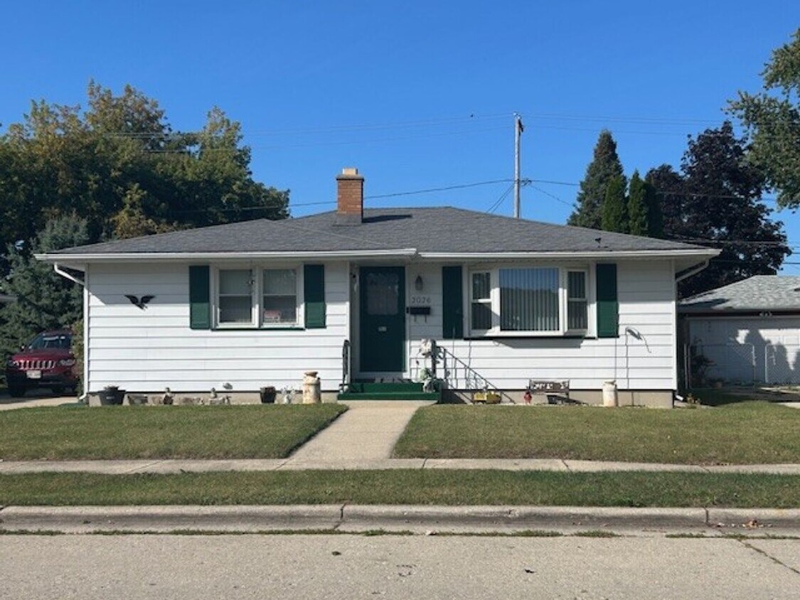 Primary Photo - Charming 3 Bedroom, 1.5 Bath Home on the S...