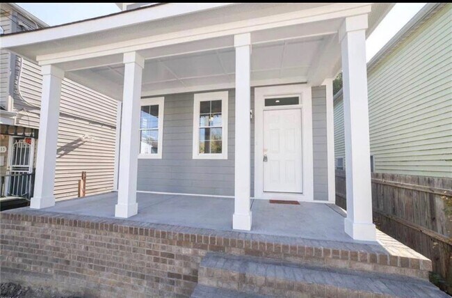 Building Photo - 833 A Ave