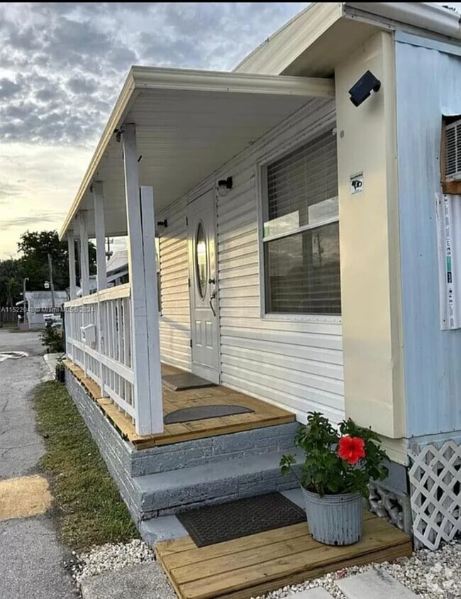 Building Photo - 36 Coconut Ave
