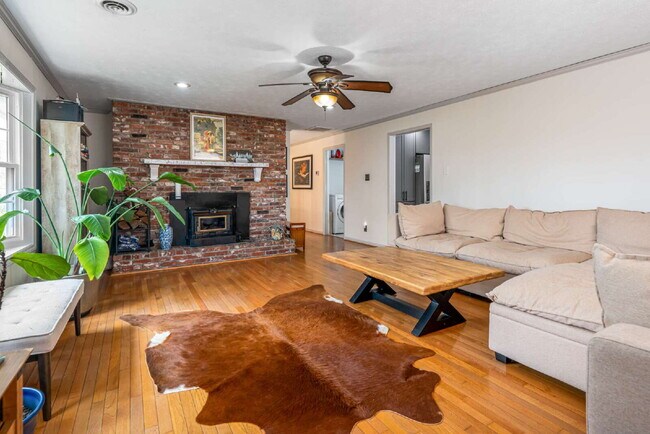 Foto del edificio - Fairview Retreat | 3BR/3BA with Finished Basement, 2-Car Garage & Private Yard — 17 Min to Asheville