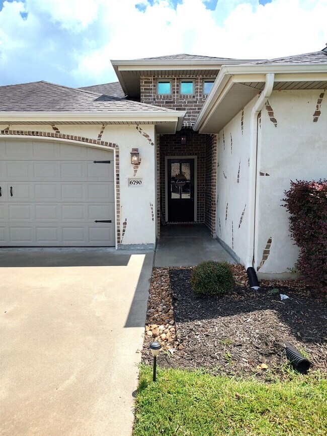 Foto del edificio - 6790 Woodridge Drive