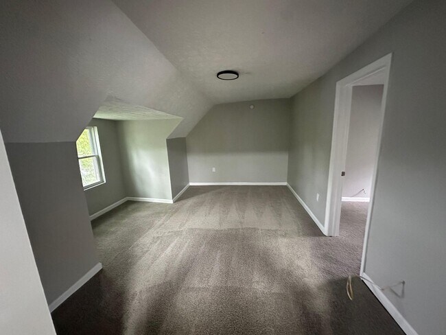 Building Photo - 1st Floor - 3 Bed 1 Bath