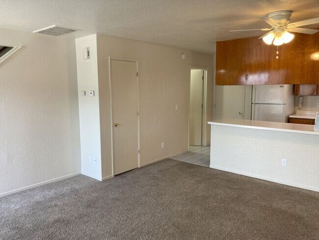 Building Photo - 3 Bedroom 2 Bath Townhouse New Carpet