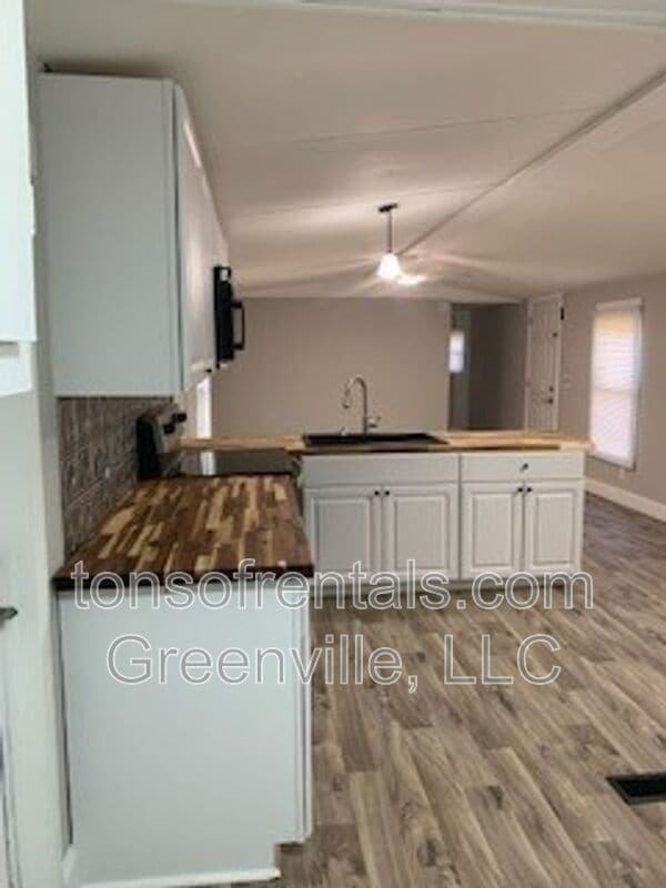 Foto del edificio - 311 Goldsmith Rd