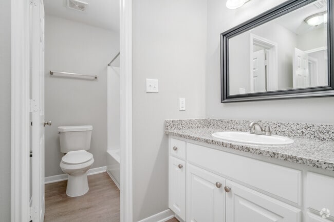 1BR, 1BA - 736SF - Bathroom - Sugar Hill