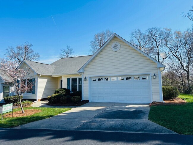 Foto del edificio - Impeccable spacious 3 bedroom 2 bath main ...