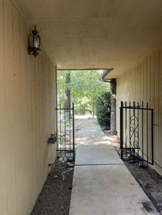 Building Photo - Bella Vista Close to Lake Windsor!