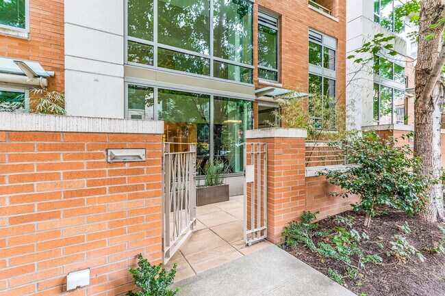 Building Photo - 910 Lenora St