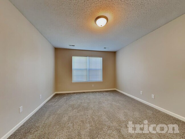 Foto del edificio - 2490 Lakecrest Dr