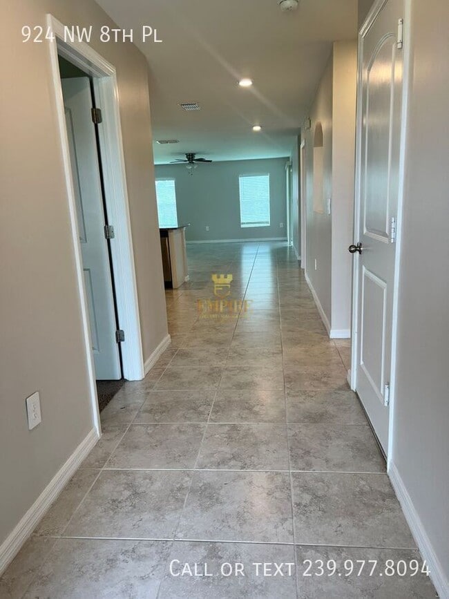 Foto del edificio - 924 NW 8th Pl
