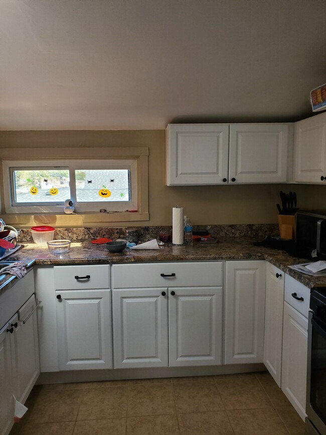 Kitchen - 3336 N Oriole Ave