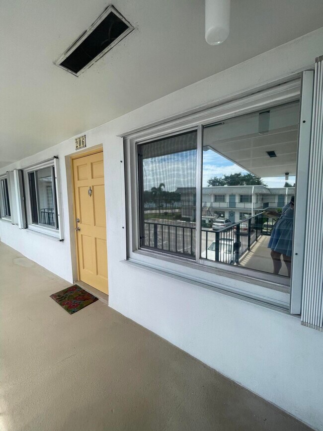 3240 Lake Osborne Dr Unit 208, Lake Worth, FL 33461 Condo for Rent in