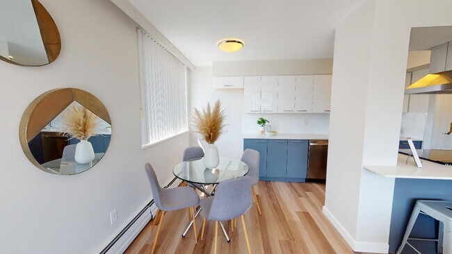 Photo du bâtiment - 1326 West 13th