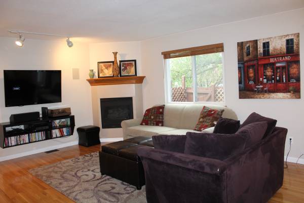 Living-room with gas fireplace - 1911 S Kipling St