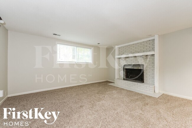 Foto del edificio - 5905 NW Whispering Oaks Ln