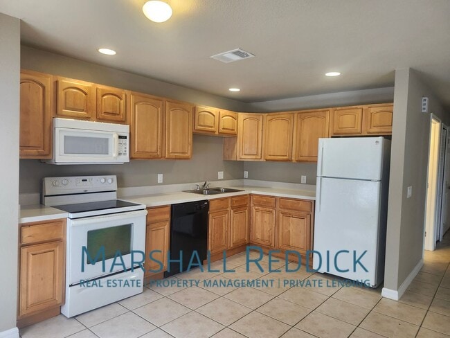 Building Photo - 3 bedroom 2 bath