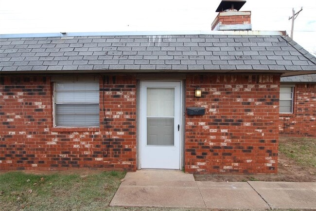 Building Photo - 114 NE 12th St