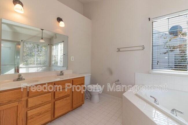 Foto del edificio - 6758 Sutton Oaks Way