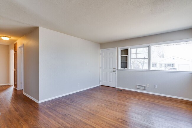 Building Photo - 534 S Christine Ave