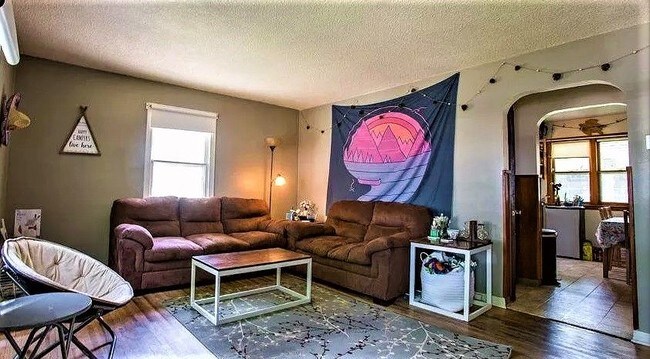 Foto del edificio - AVAILABLE JUNE 1--2305 S Grange