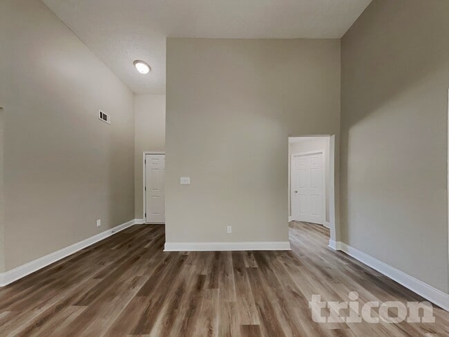 Building Photo - 215 Comet Ct