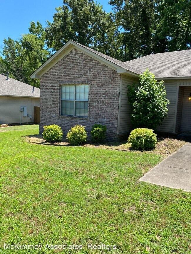 Building Photo - 3 br, 2 bath House - 35 Rosebud Cir