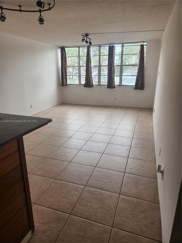 Primary Photo - 2771 Taft St