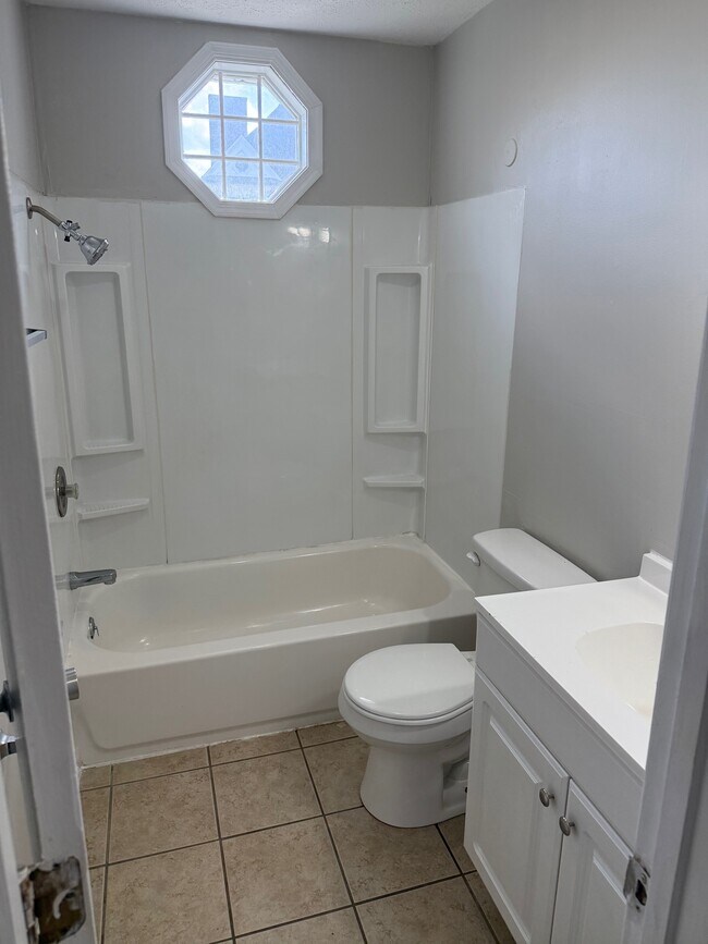522-3 Baño - 500 Euclid Avenue
