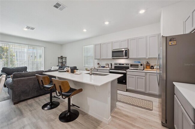 Building Photo - 2076 Monteverde Ave