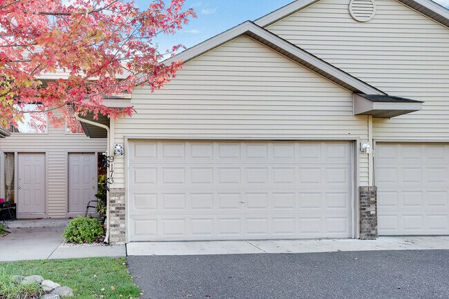 Foto del edificio - 3 bed 2bath townhome finished basewment , double garage, deck