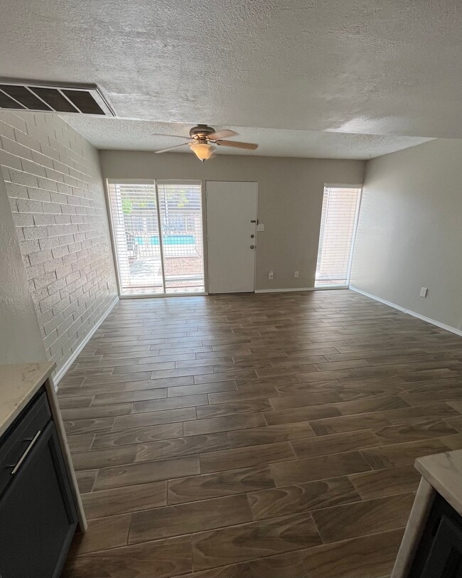 Building Photo - 1828 W Tuckey Ln