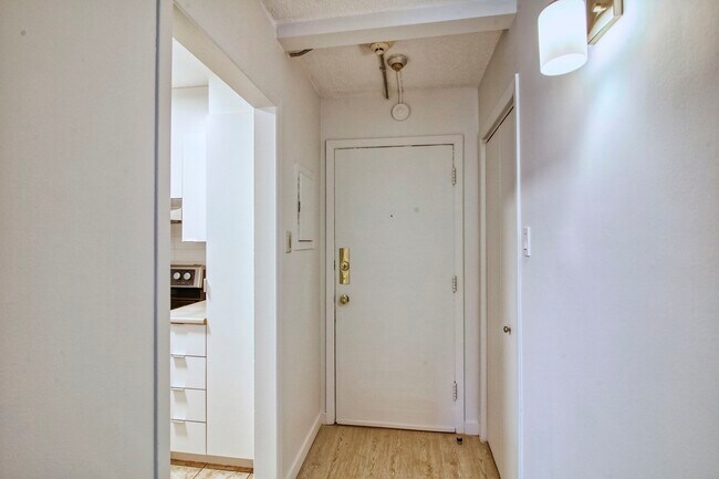 Building Photo - 1570 Avenue Filion
