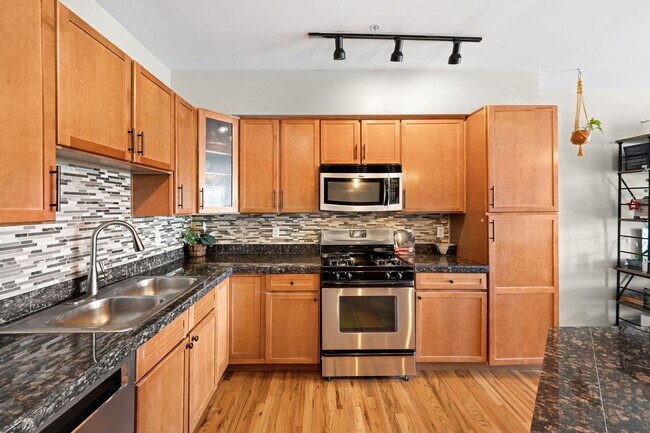 Foto del edificio - 1BD Jefferson Park Condo with Office and Parking Spot