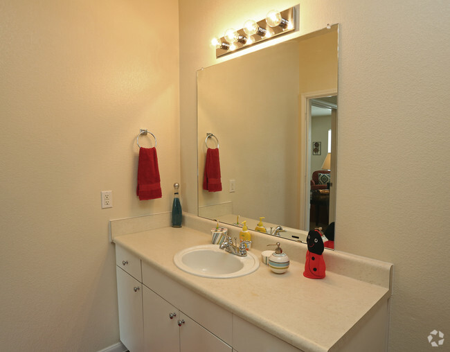2br, 2ba_2nd Bathroomt, 1139 sf - Estates at Hollister Apartments