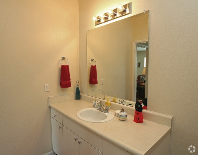 2br, 2ba_2nd Bathroomt, 1139 sf - Estates at Hollister